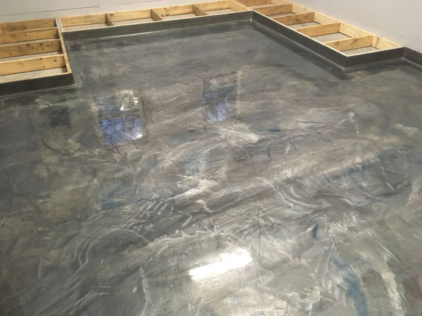 Silver-grey metallic floor with layered colour movement